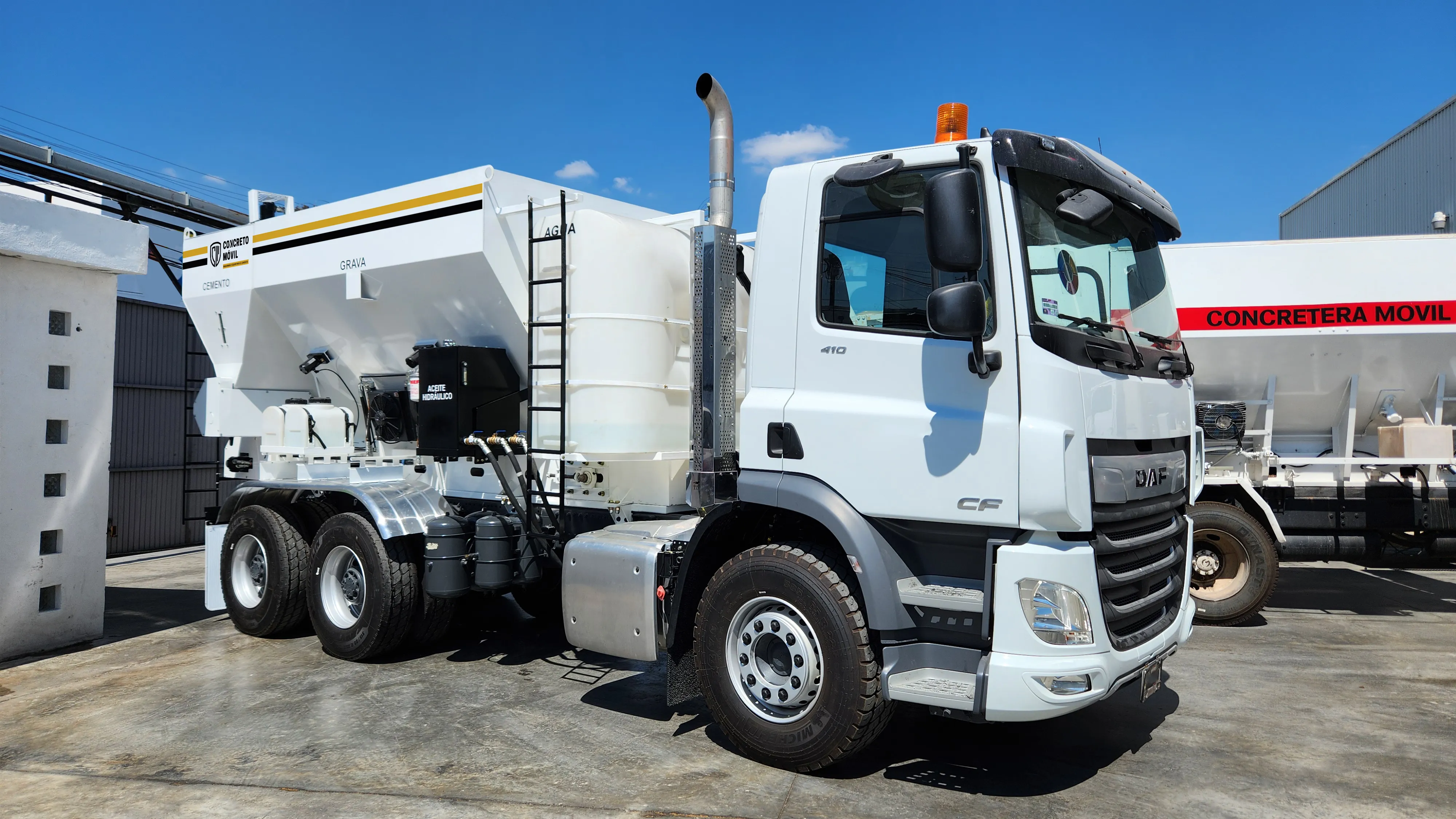 ¿Qué es una concretera móvil y cómo funciona? Conoce este camión blanco con sistema de mezclado volumétrico.