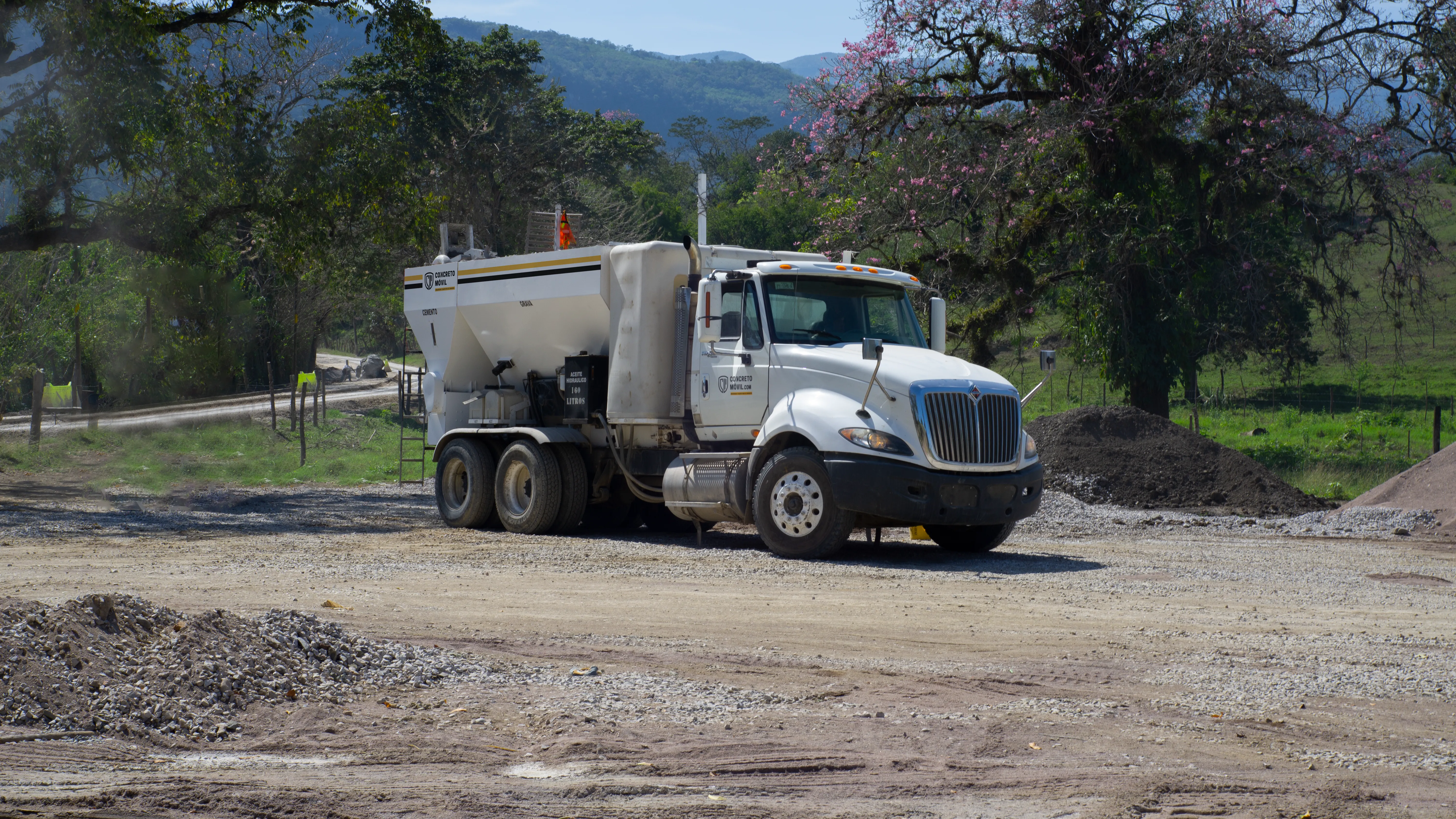 Camión mezclador blanco estacionado en zona rural preparado para recibir un servicio preventivo y mantenimiento de concretera móvil.
